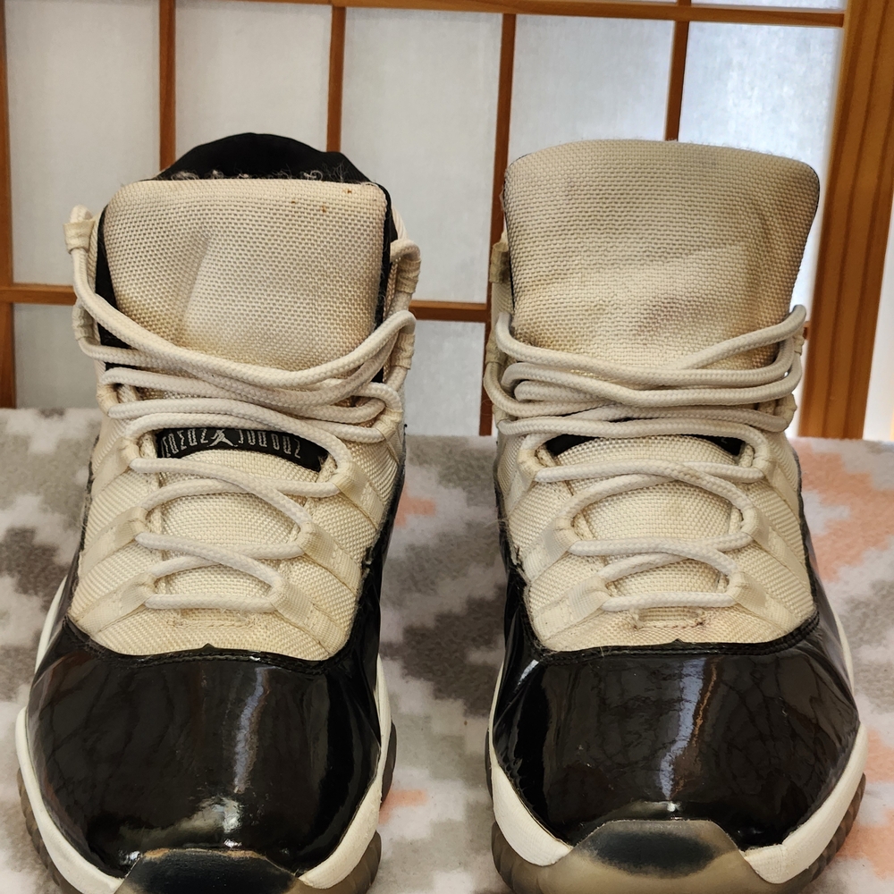 Air Jordans 11 Retro Concord size 13 Black and White High-Top Sneakers